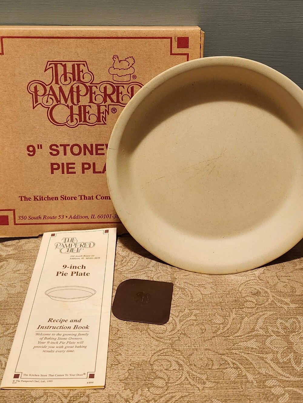 The Pampered Chef Stoneware Pie Plate in Cream